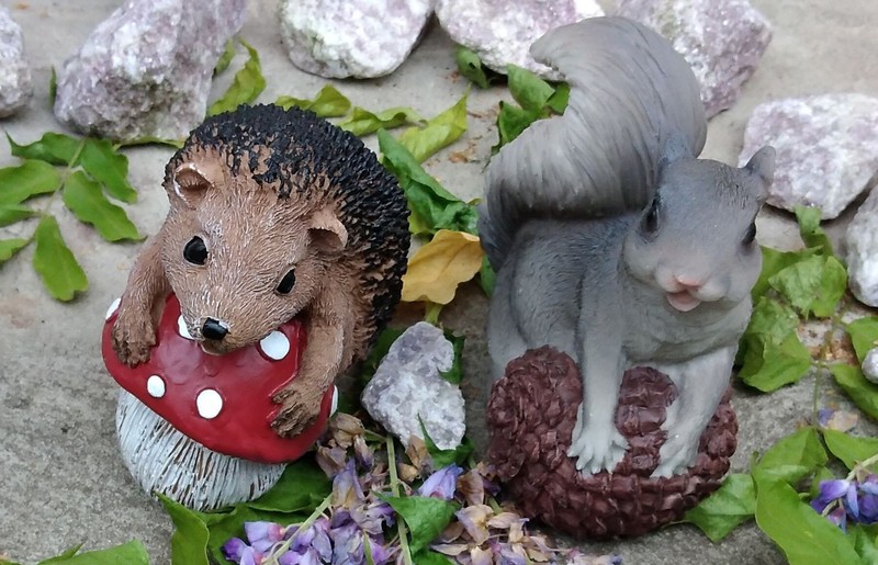 Mesél az erdő - Állatok Világnapja - süni és mókus kerti szobrok