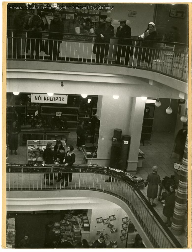 Vásárlók a Nagyáruházban - 1930-as évek