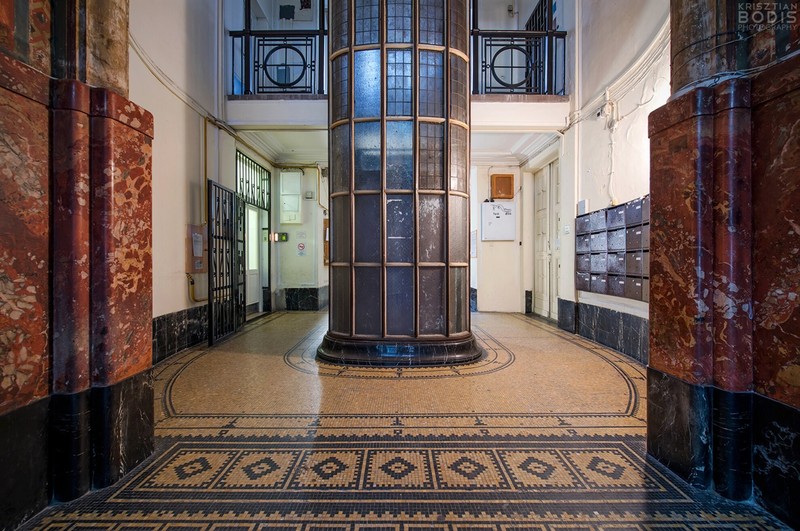 The entrance hall with the elevator