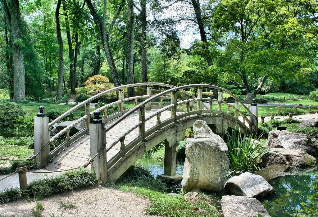 Japán kert folyóval és híddal.