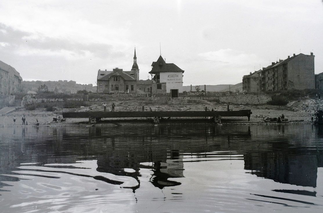 Asboth hajóépítő telep, háttérben az Újlaki templom 1947-ben