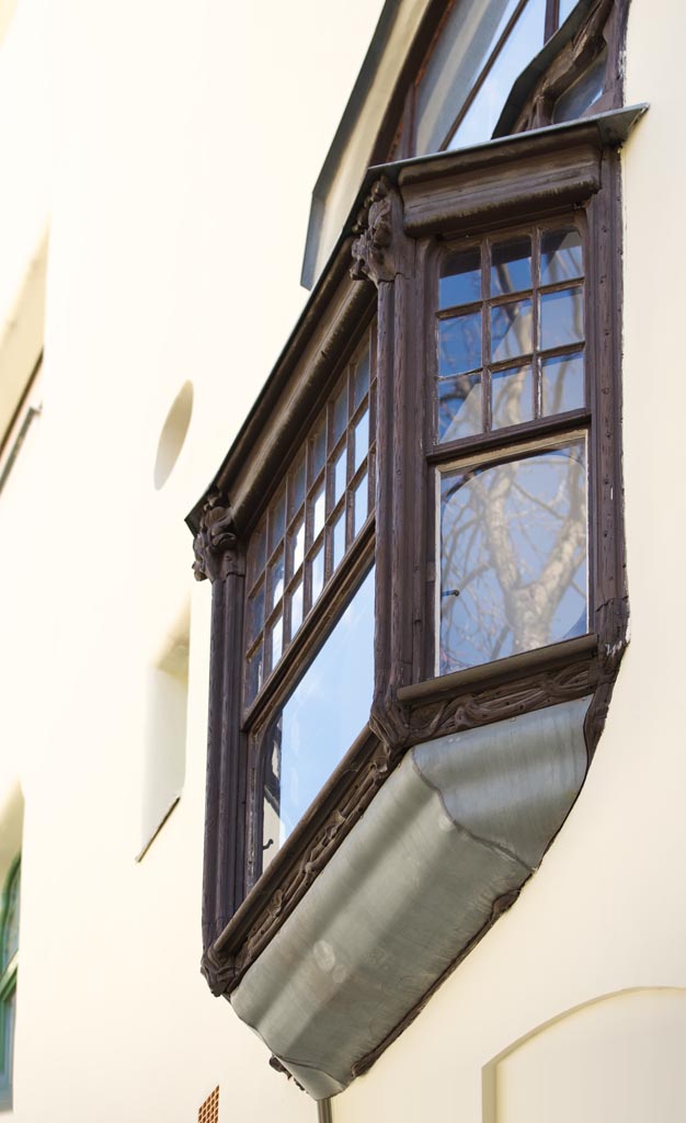 The window of the staircase on the northeast, built like a closed balconyA lépcsőház északkeleti zárterkély formájú ablaka