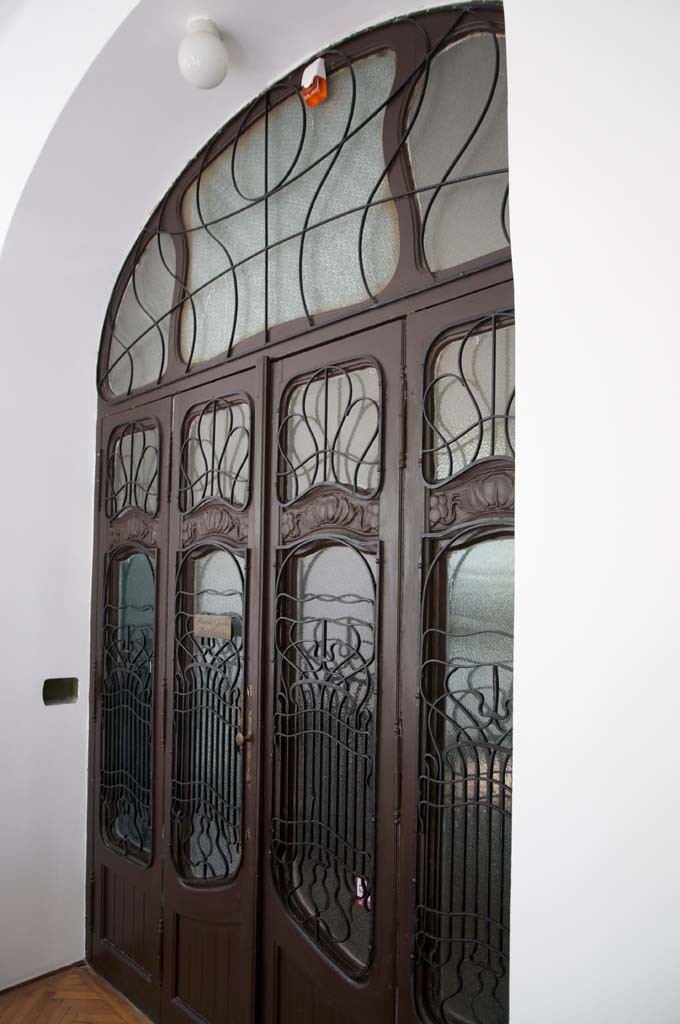A lépcsőház galériájáról nyíló ajtó