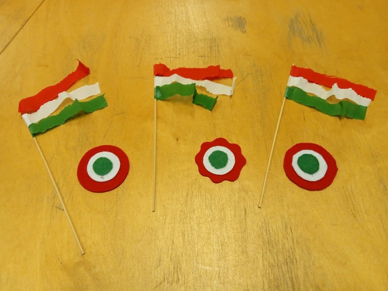 Kézzel készült magyar zászlók és kokárdák