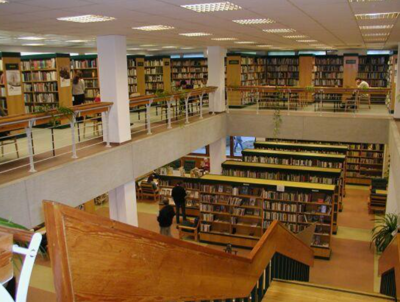 A Kőbányai Könyvtár belső tere a jelenlegi helyén