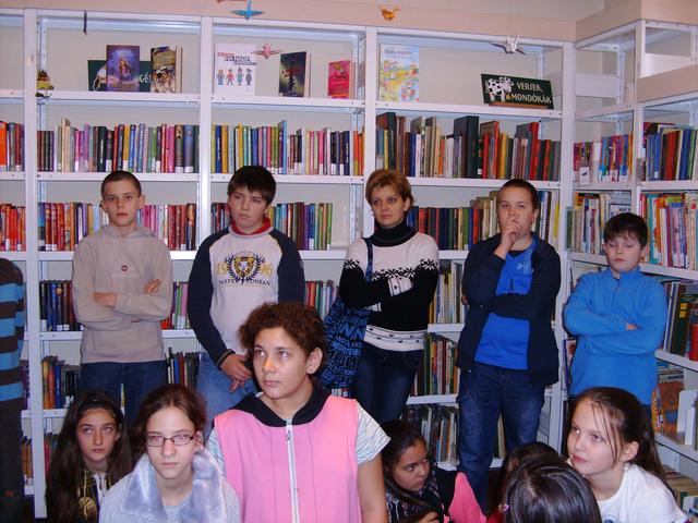 Iskolások fényképe a könyvtárban