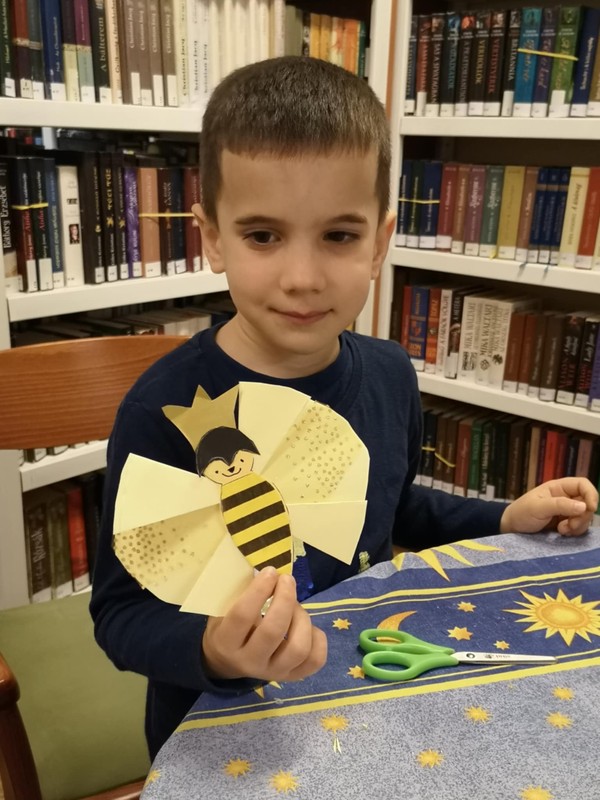 Az elkészül papírméhecske és készítője