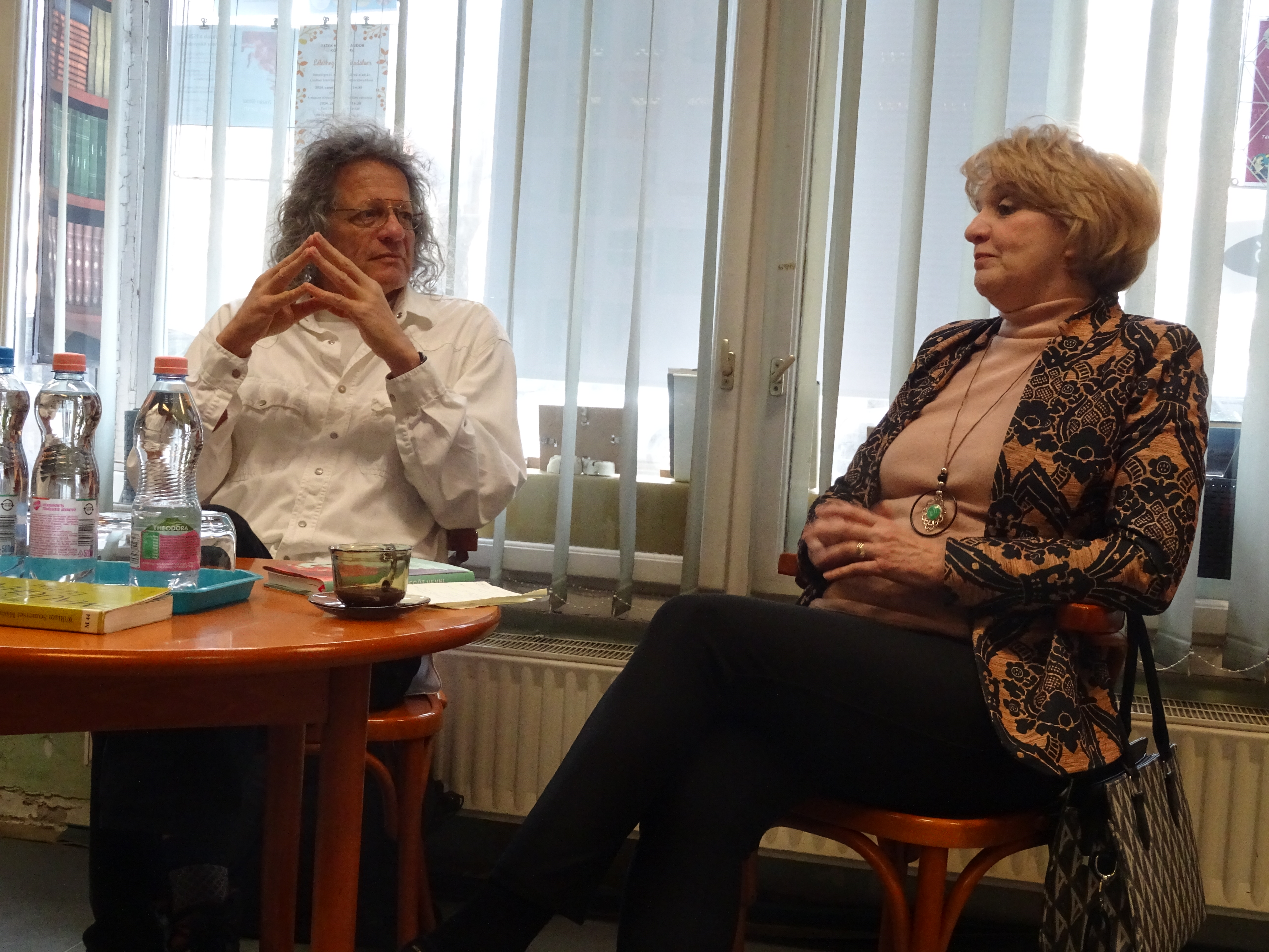 kép a beszélgetésről