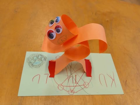 Táncoló papírbaba - négyszemű szörny