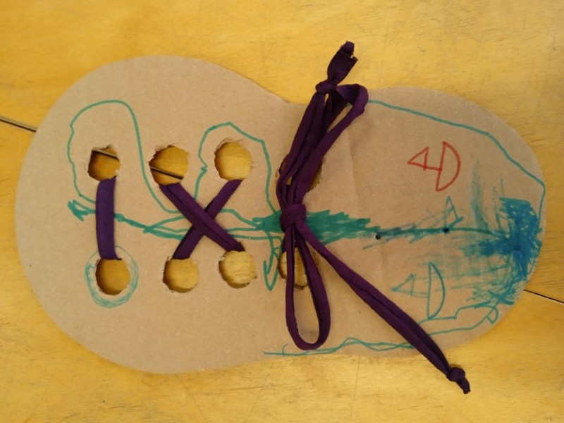 Karton cipő cipőfűzővel