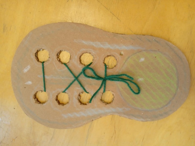 Karton cipő cipőfűzővel