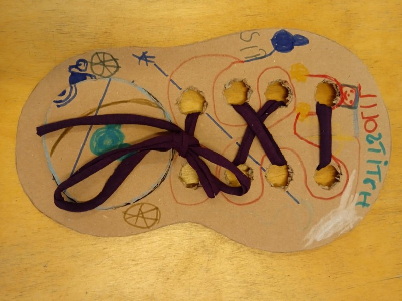 Karton cipő cipőfűzővel