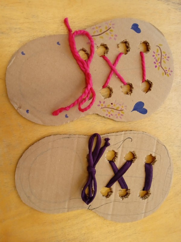 Karton cipők cipőfűzővel