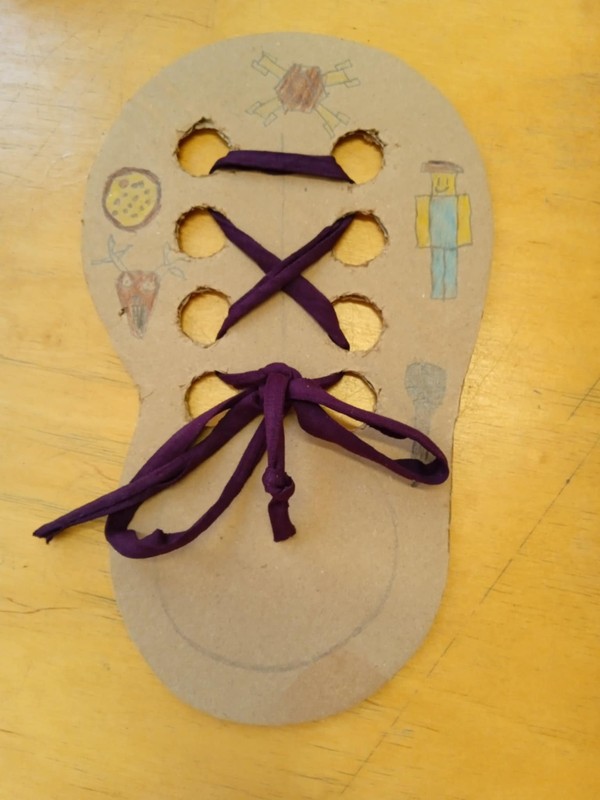 Karton cipő cipőfűzővel