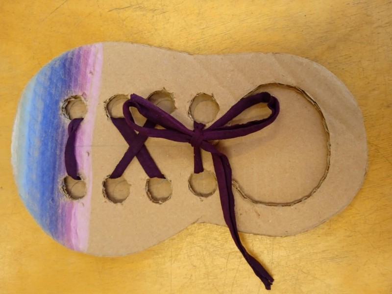 Karton cipő cipőfűzővel