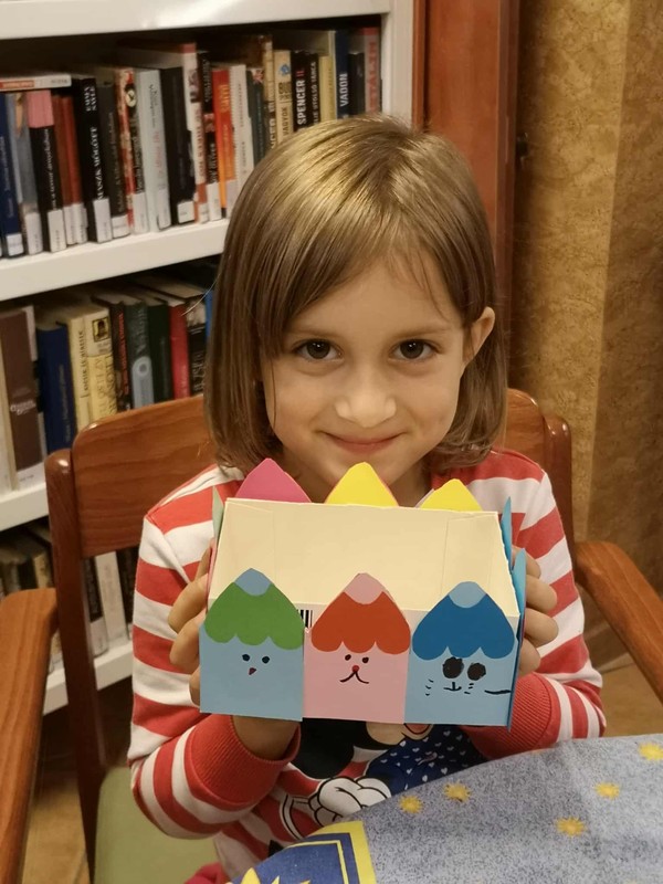 Papír ceruzatartó és a készítője - másik oldal