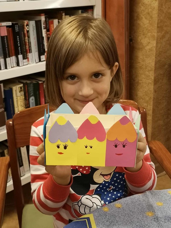 Papír ceruzatartó és a készítője - egyik oldal