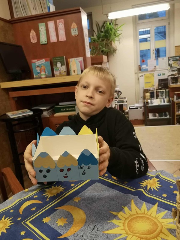 Papír ceruzatartó és a készítője