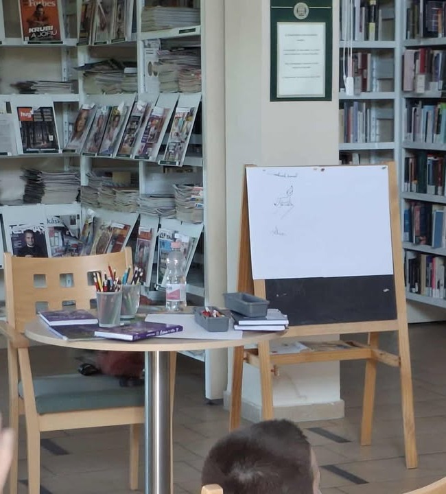 Író-olvasó találkozó Kertész Edinával - asztal és tábla