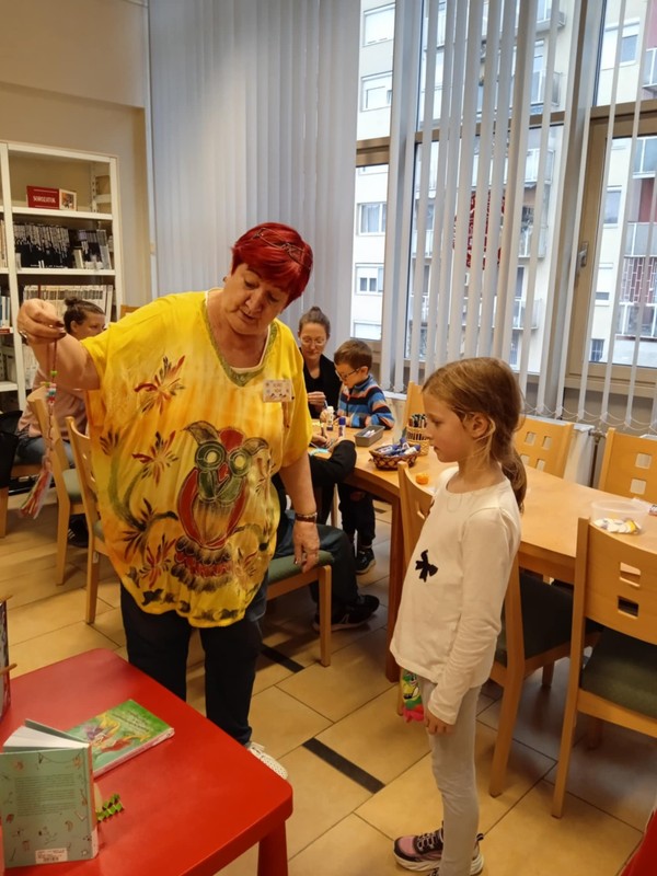 Kézműveskedés Klári nénivel