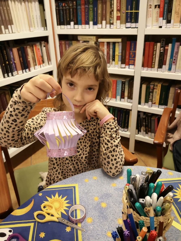 Papír lámpás és készítője