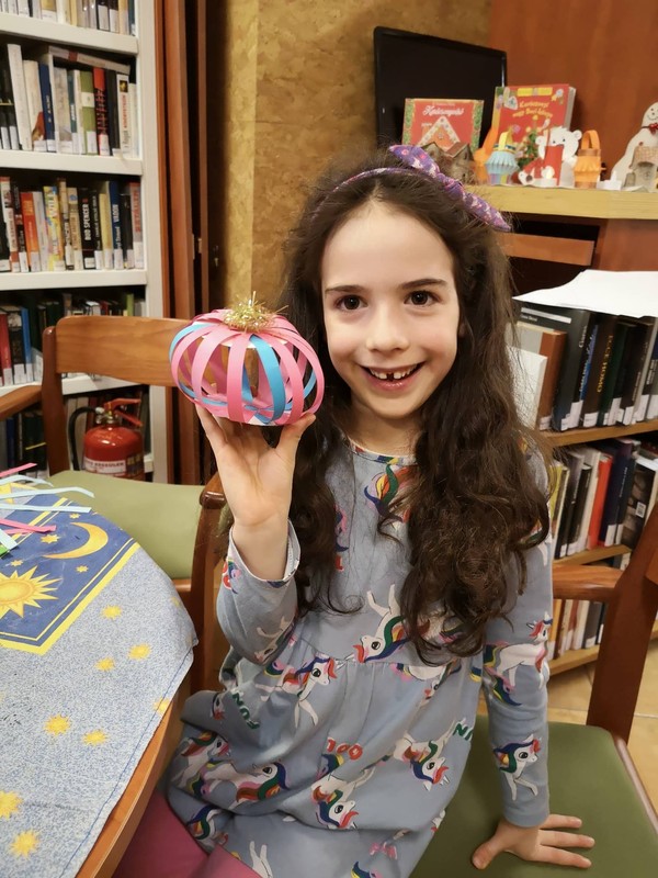 Papír dísz és készítője