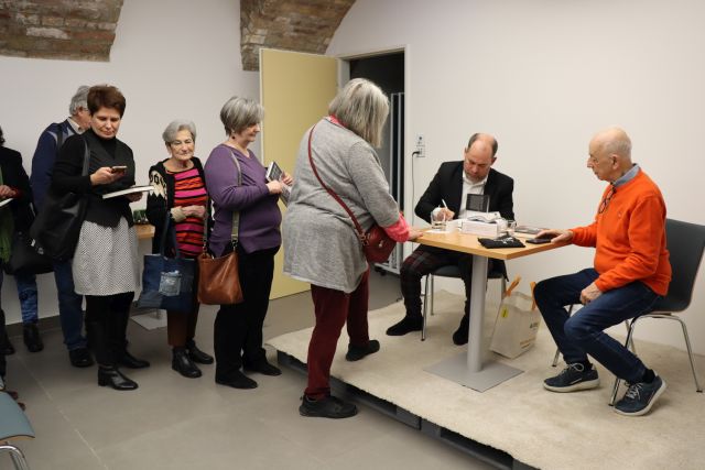 Szirtes Tamás dedikál