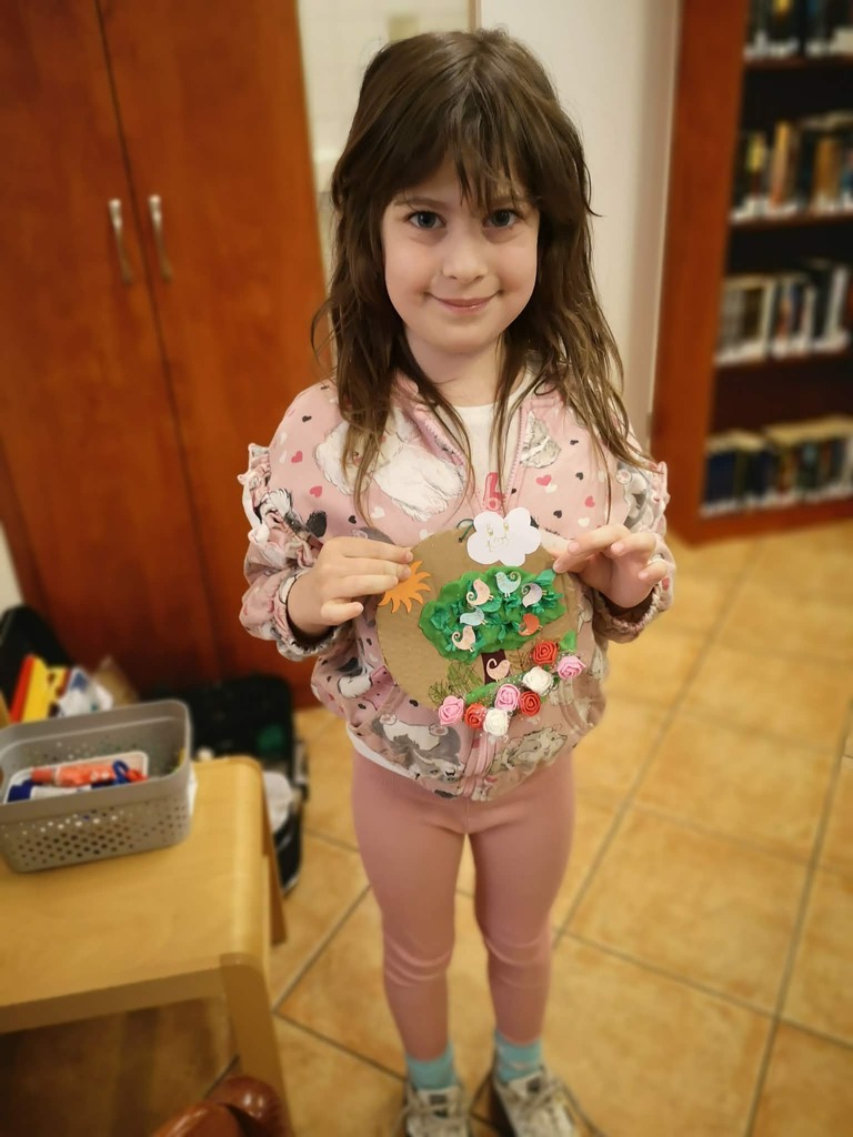 Papír fa az erdőben és készítője