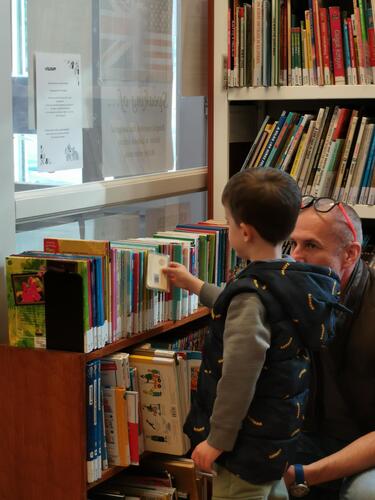 Szülő és gyermek beszélget a húsvéti nyuszikról és a nyulak örökbefogadásáról