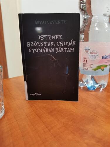 Istenek, szörnyek, csodák nyomában jártam - könyvtári példány az asztalon kiállítva