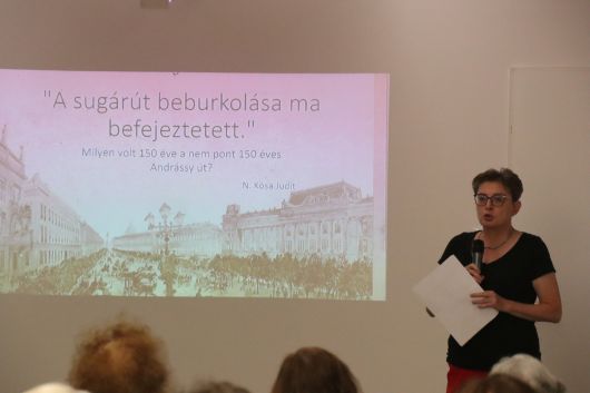 a programon készült fotó az előadóról