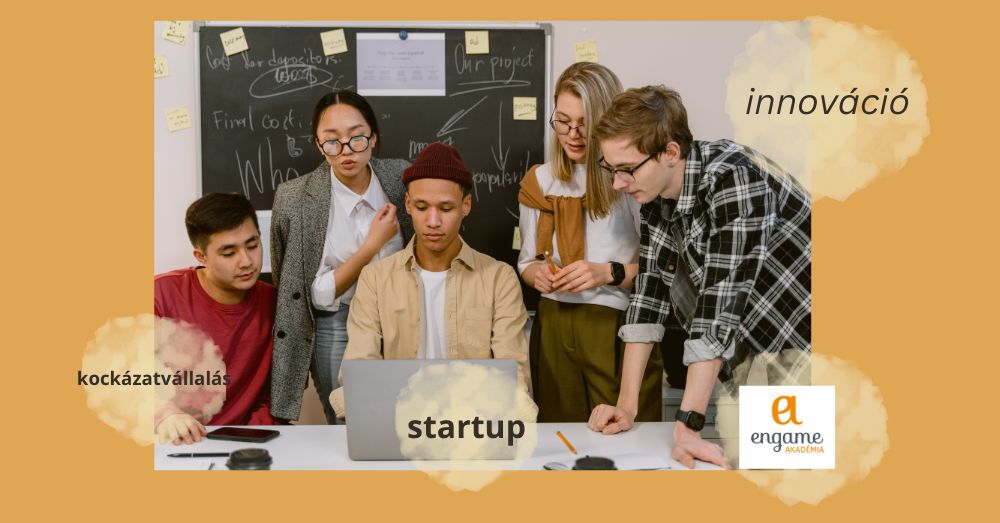 A fotón öt fiatal dolgozik együtt egy laptoppal az irodában 