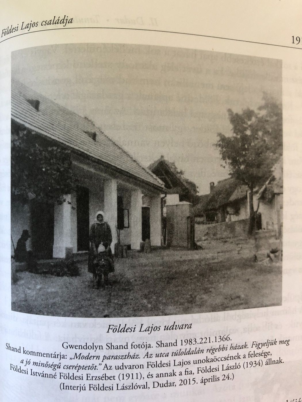 Kép a könyvből, rajta egy régi parasztház