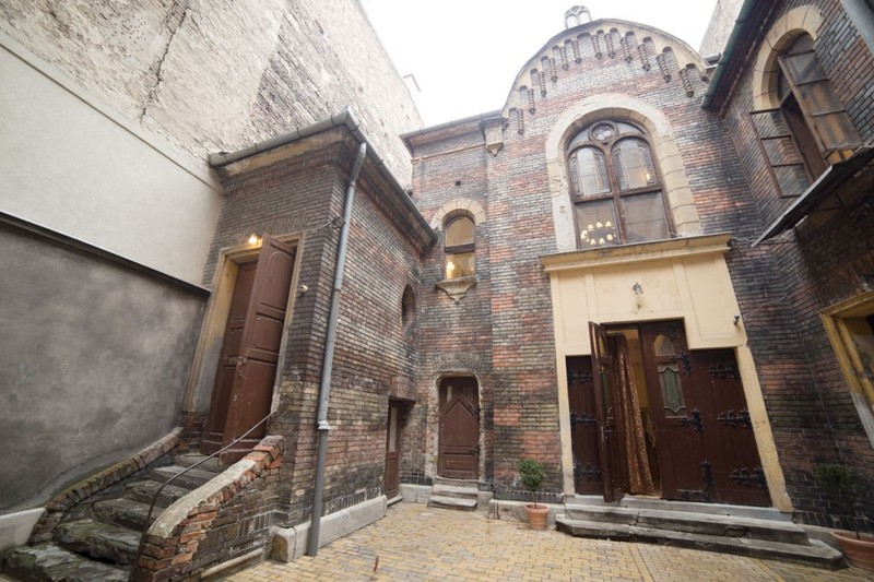 The inner courtyard and the entrance of the synagogue