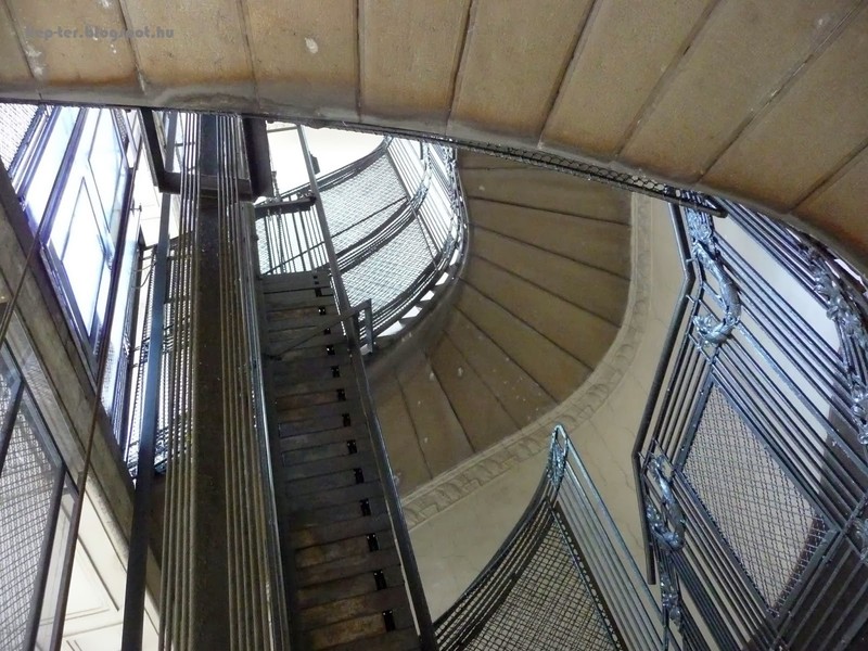 A lépcsőház alulnézetből