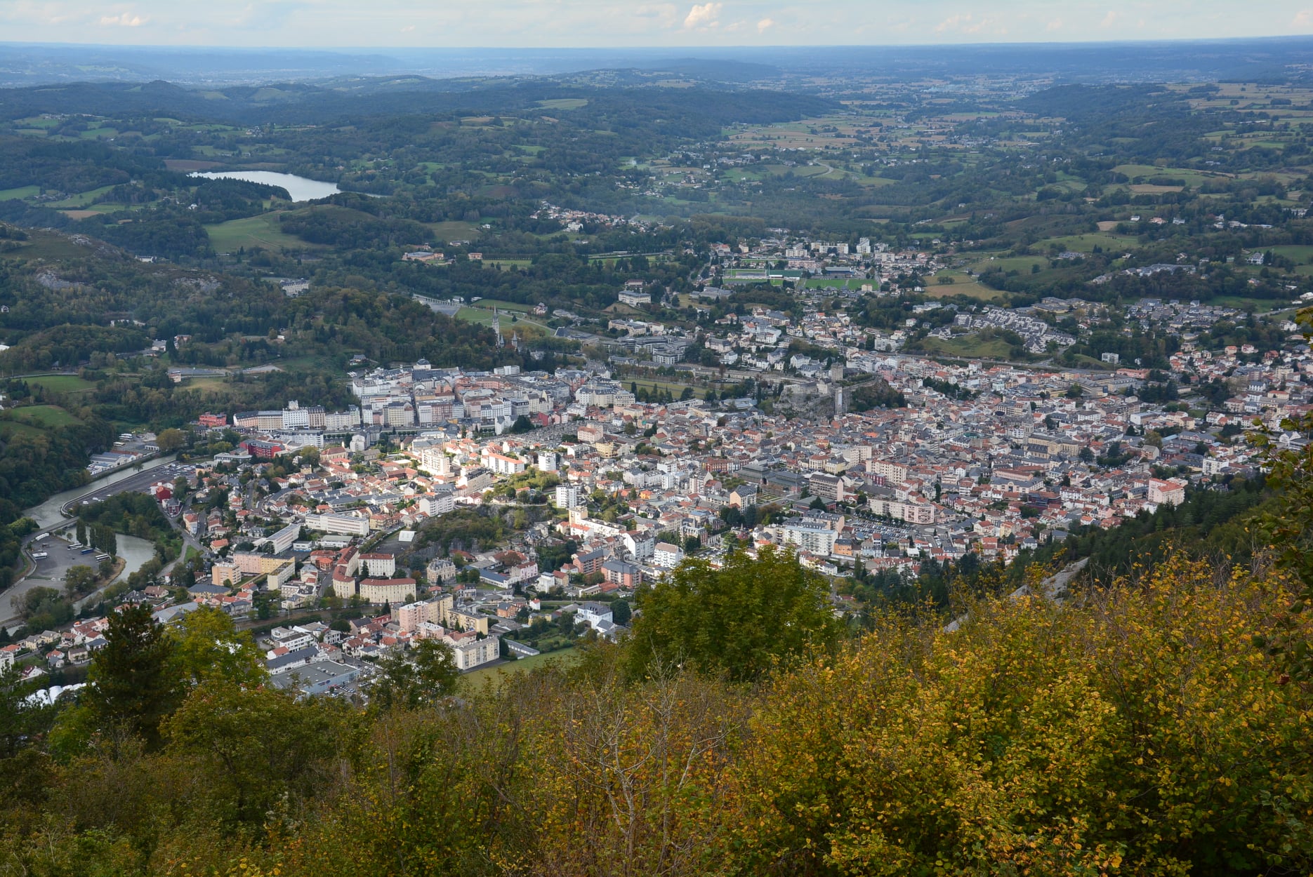 A csúcson található obszervatóriumból kivételes panoráma vár a látogatóra: Lourdes, a Lavedan és Argelès-Gazost, Tarbes, Lannemezan, Pau és a Pireneusok teljes középső hegysége.