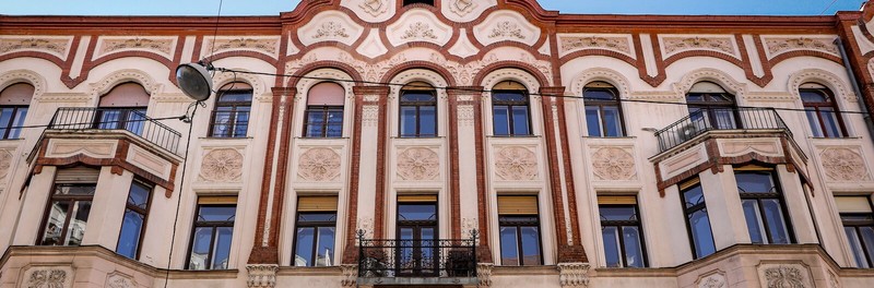 The facade of 76 Csengery street