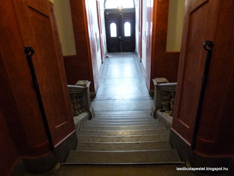 The entrance from the top of the stairs in the entrance hall