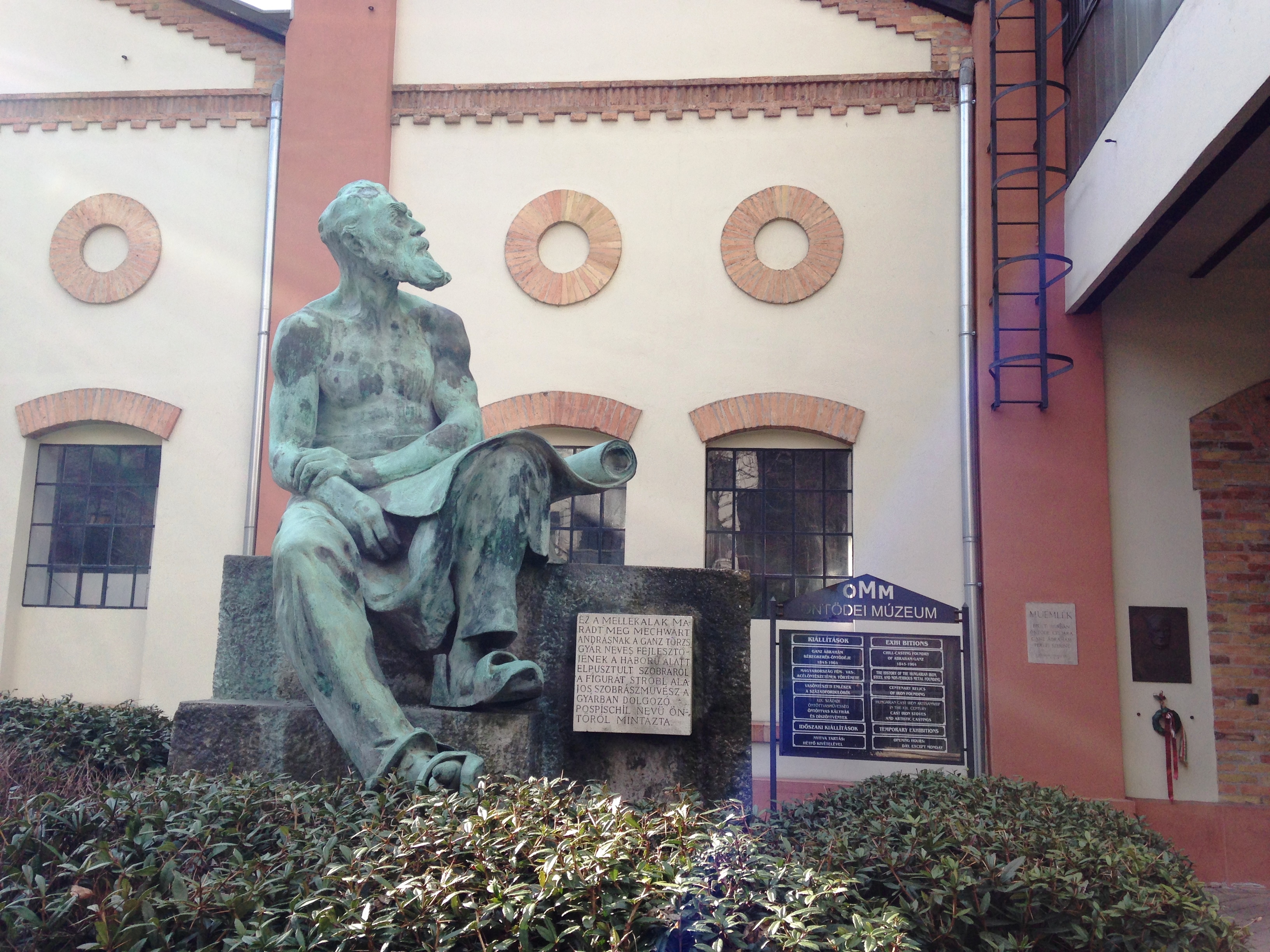 Stróbl Alajos szoborkompozíciójának megmaradt öntőmunkás szobra az Öntödei Múzeum kertjében