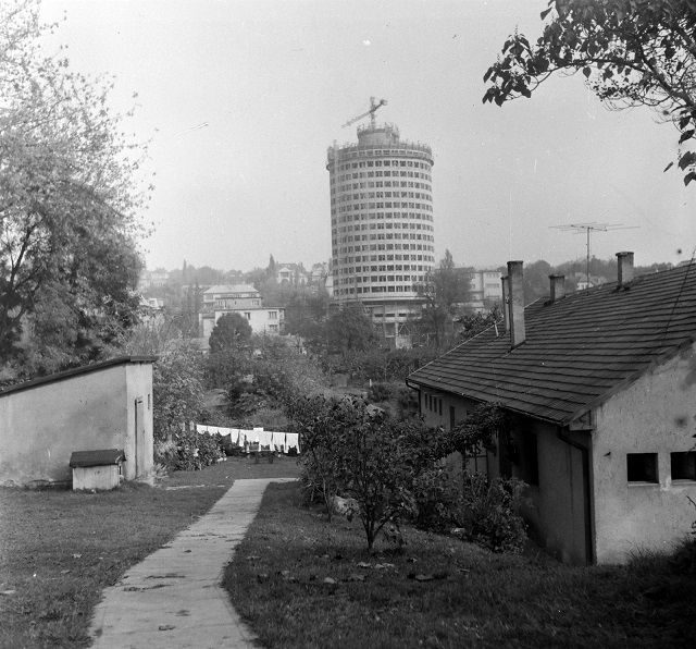Az épülő Körszálló a Városmajor utca felől nézve 1966.