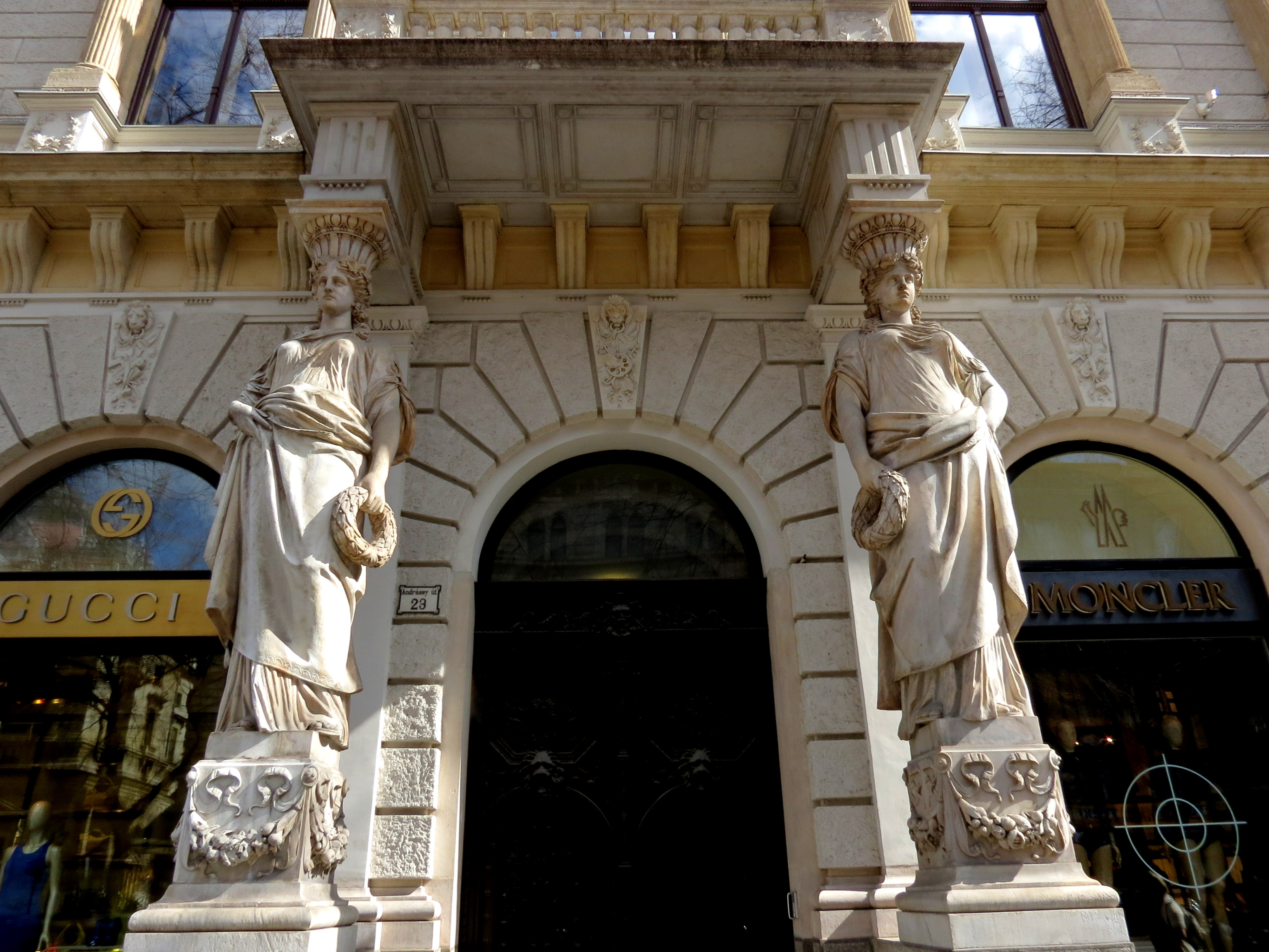 Stróbl Alajos faragott szobrai a Wahrmann-palotán