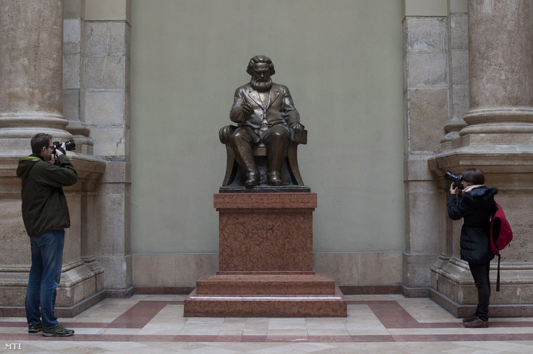 Fotón a Marx-szobor a Budapesti Corvinus Egyetem aulájában