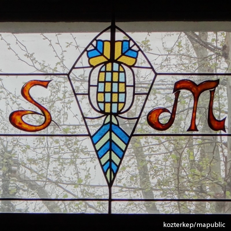 Monogram az ablak üvegén