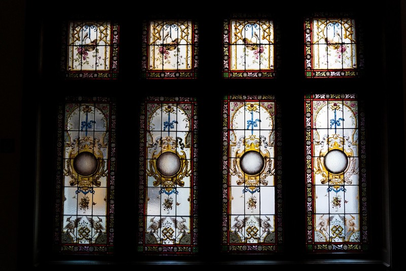 Emeleti hármas ablak festett üvegtáblái