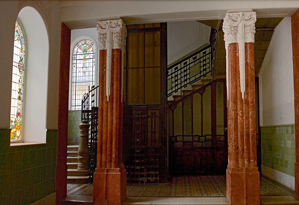 The entrance hall with pillars