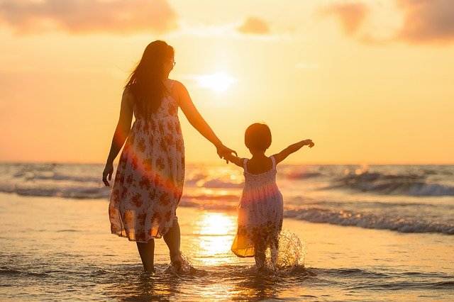 Imázsfotó anya és lánya a tengerben 