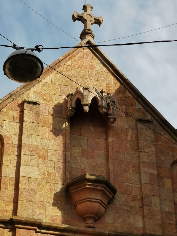 A templom homlokzata és a katolikus kereszt a tetőgerincen
