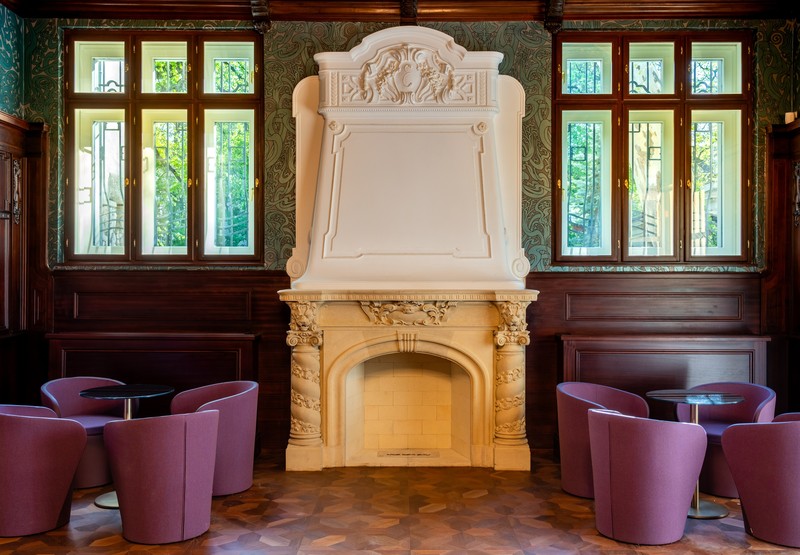 The fireplace in the entrance hall