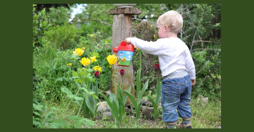 A képen egy kertben virágot locsoló kisgyermek szerepel 