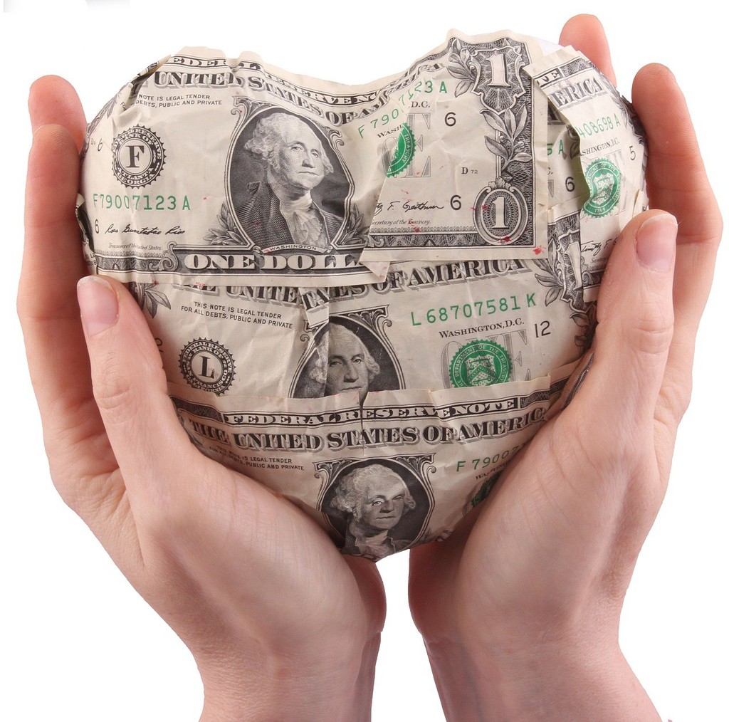 Képi illusztráció egydolláros bankjegyekből formált szívről melyet két kéz tart